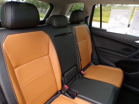 Used 2018 Volkswagen Tiguan SE w/ Panoramic Sunroof Package AWD/4WD image 18