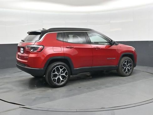 Used 2025 Jeep Compass Limited image 3