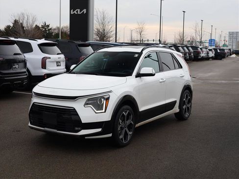 Used 2024 Kia Niro EX Touring image 3