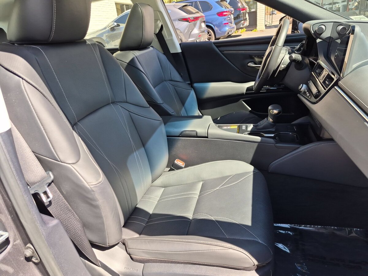 Used 2024 Lexus ES 300h w/ Accessory Package (Z1) FWD image 35