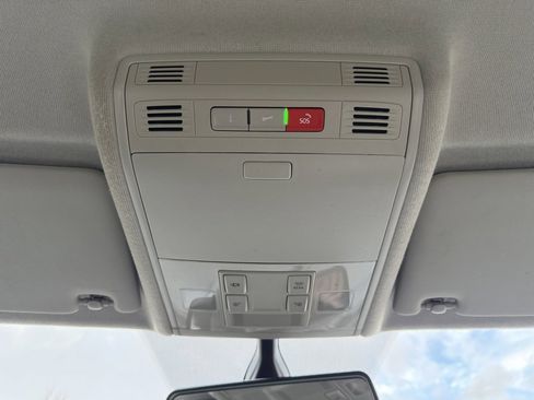 Used 2021 Volkswagen Tiguan SE image 27