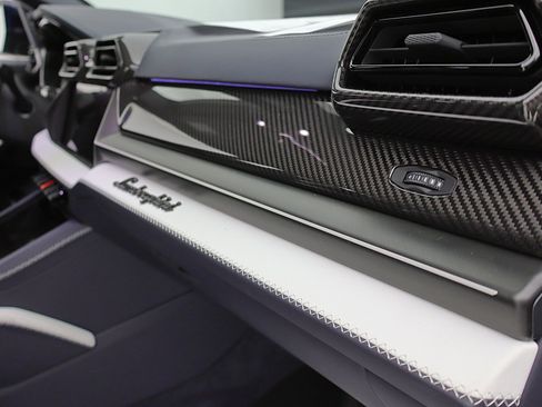 Used 2025 Lamborghini Urus SE AWD/4WD image 37