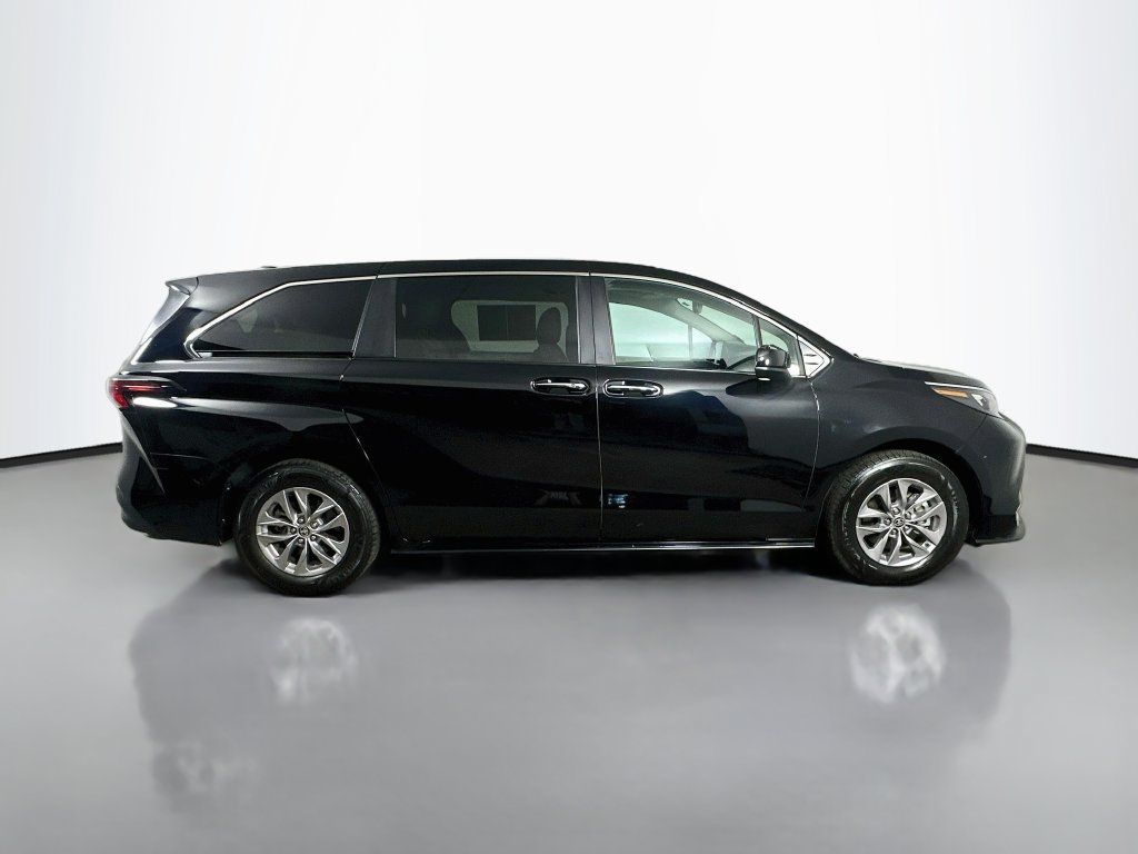 Used 2024 Toyota Sienna XLE FWD image 7