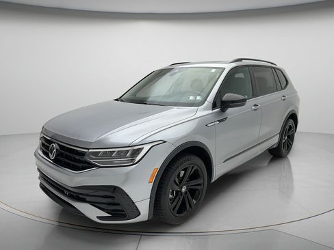 Used 2023 Volkswagen Tiguan SE R-Line AWD/4WD image 3