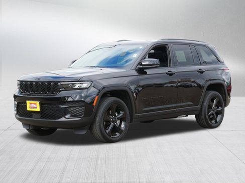 Used 2022 Jeep Grand Cherokee Altitude AWD/4WD image 3