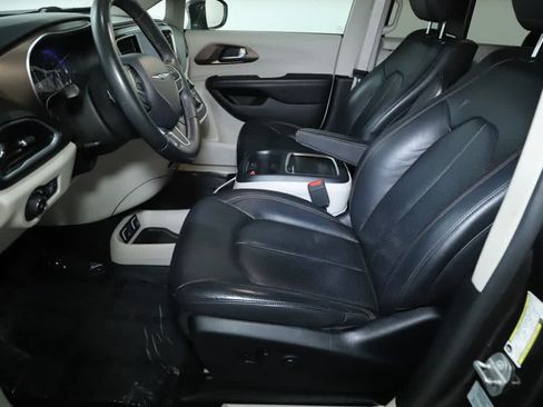 Used 2017 Chrysler Pacifica Touring-L Plus w/ Tire & Wheel Group FWD image 18
