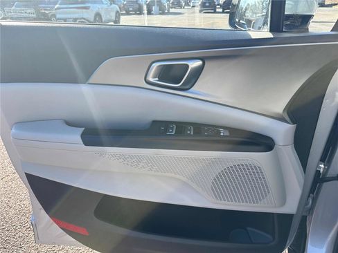 Used 2023 Kia Carnival LX image 9