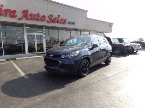 Used 2018 Chevrolet Trax LS FWD image 2