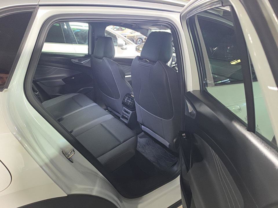 Used 2023 Volkswagen ID.4 Pro S Plus RWD image 4