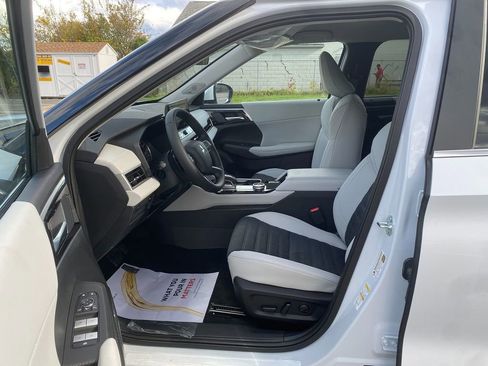 New 2025 Mitsubishi Outlander SE image 12
