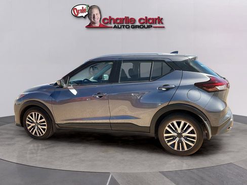 Used 2023 Nissan Kicks SV image 2