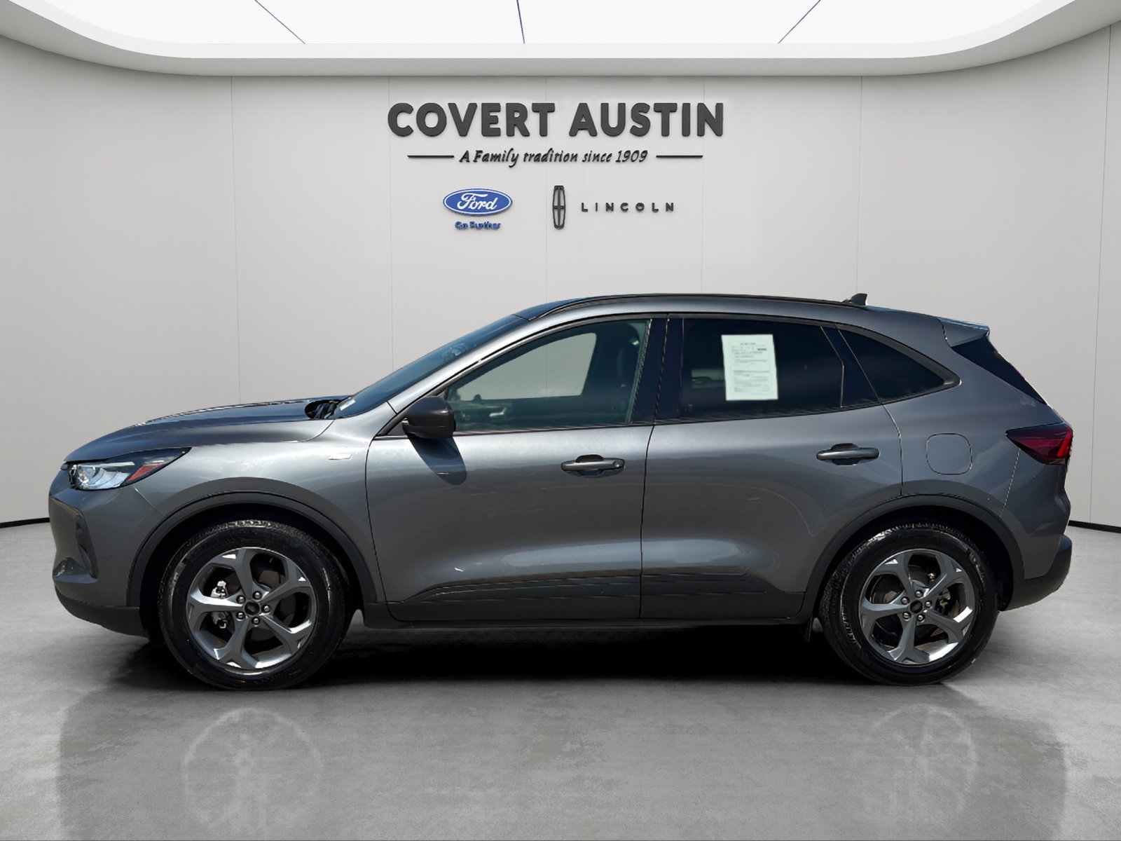 Used 2025 Ford Escape ST-Line FWD image 2