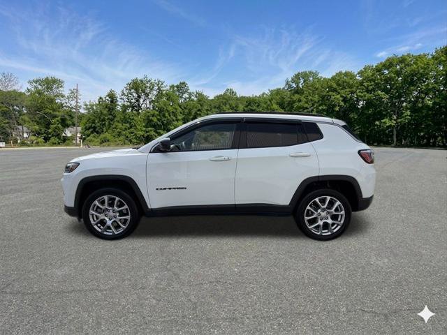Used 2023 Jeep Compass Latitude AWD/4WD image 5
