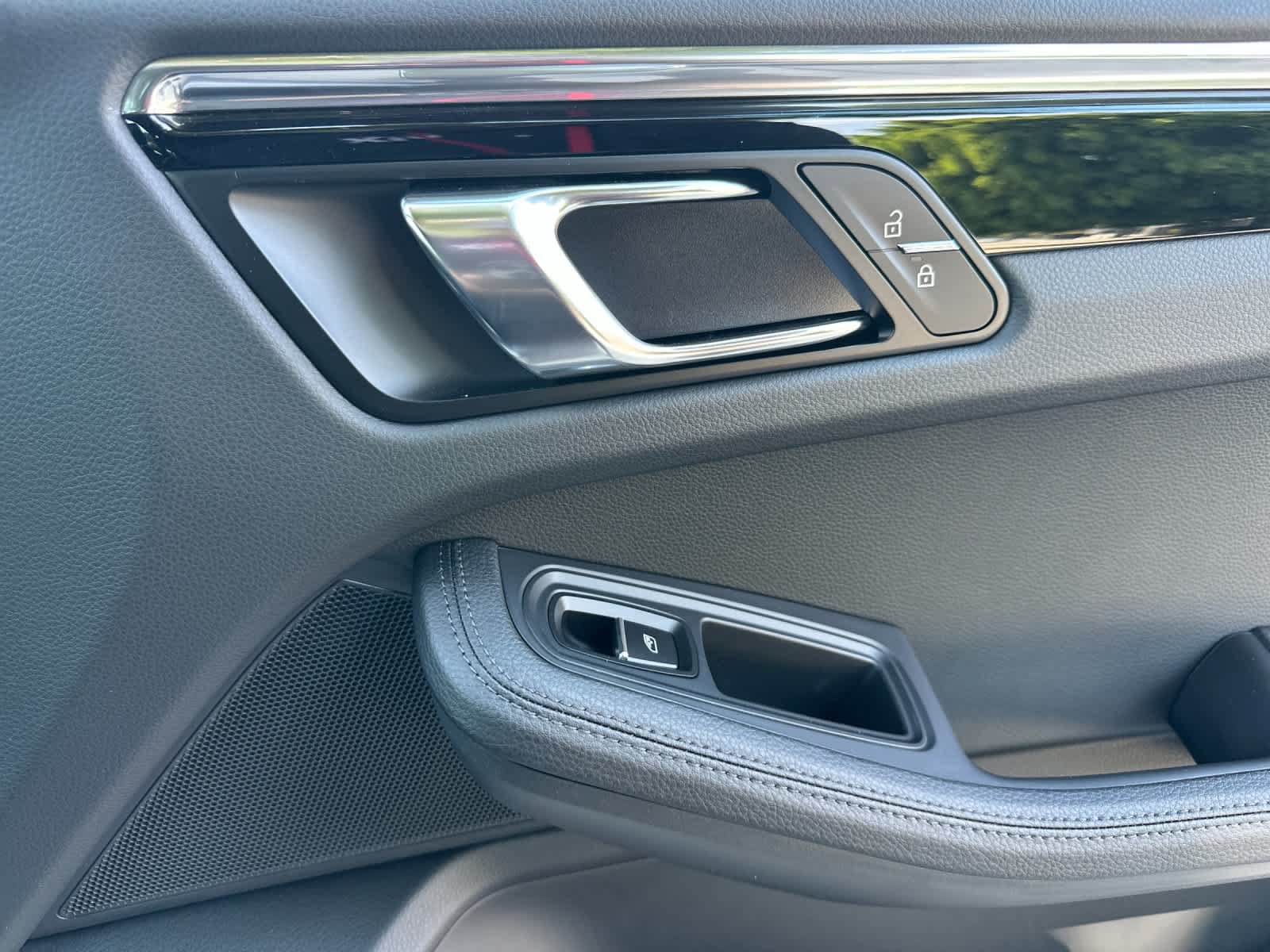 Certified 2025 Porsche Macan AWD/4WD image 19
