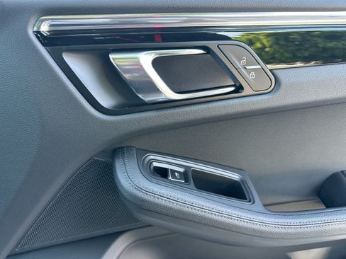 Certified 2025 Porsche Macan AWD/4WD image 19