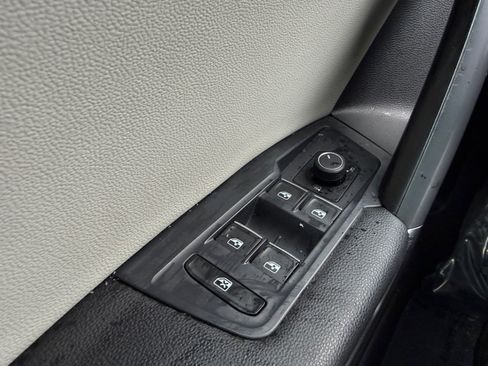 Used 2018 Volkswagen Tiguan SE w/ Panoramic Sunroof Package AWD/4WD image 16