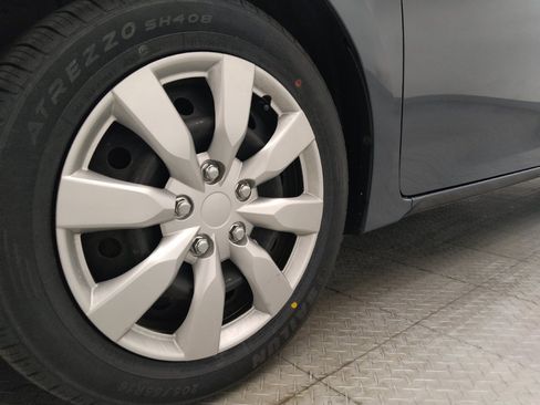 Used 2015 Toyota Corolla LE FWD image 31