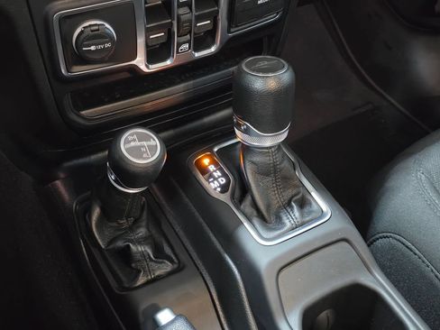 Used 2023 Jeep Gladiator Sport AWD/4WD image 16
