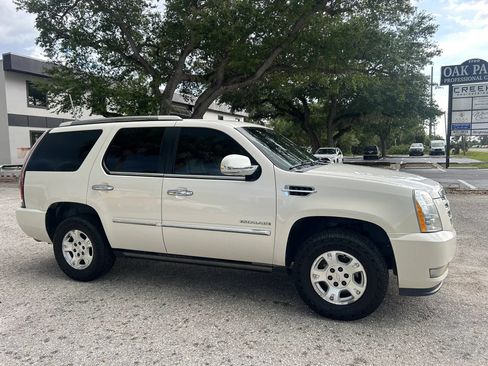 Used 2011 Cadillac Escalade Premium RWD image 33