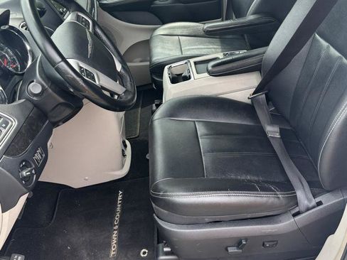 Used 2016 Chrysler Town & Country Touring FWD image 19