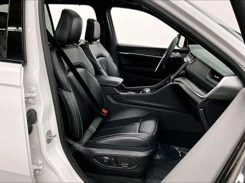 Used 2024 Jeep Grand Cherokee Limited w/ Luxury Tech Group II image 8