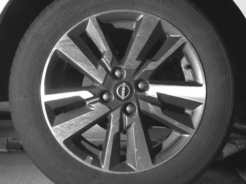 Used 2025 Nissan Versa SV FWD image 15