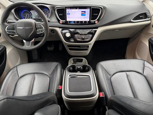 Used 2024 Chrysler Pacifica Touring-L image 10