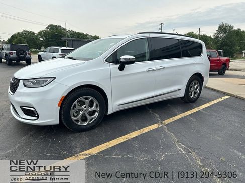 Used 2023 Chrysler Pacifica Limited FWD image 1
