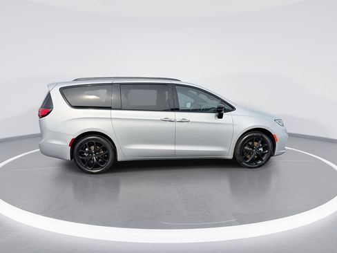 New 2026 Chrysler Pacifica Select w/ S Appearance Package FWD image 9