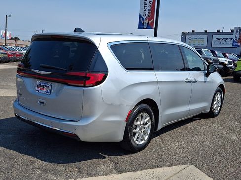 Used 2024 Chrysler Pacifica Touring-L FWD image 6