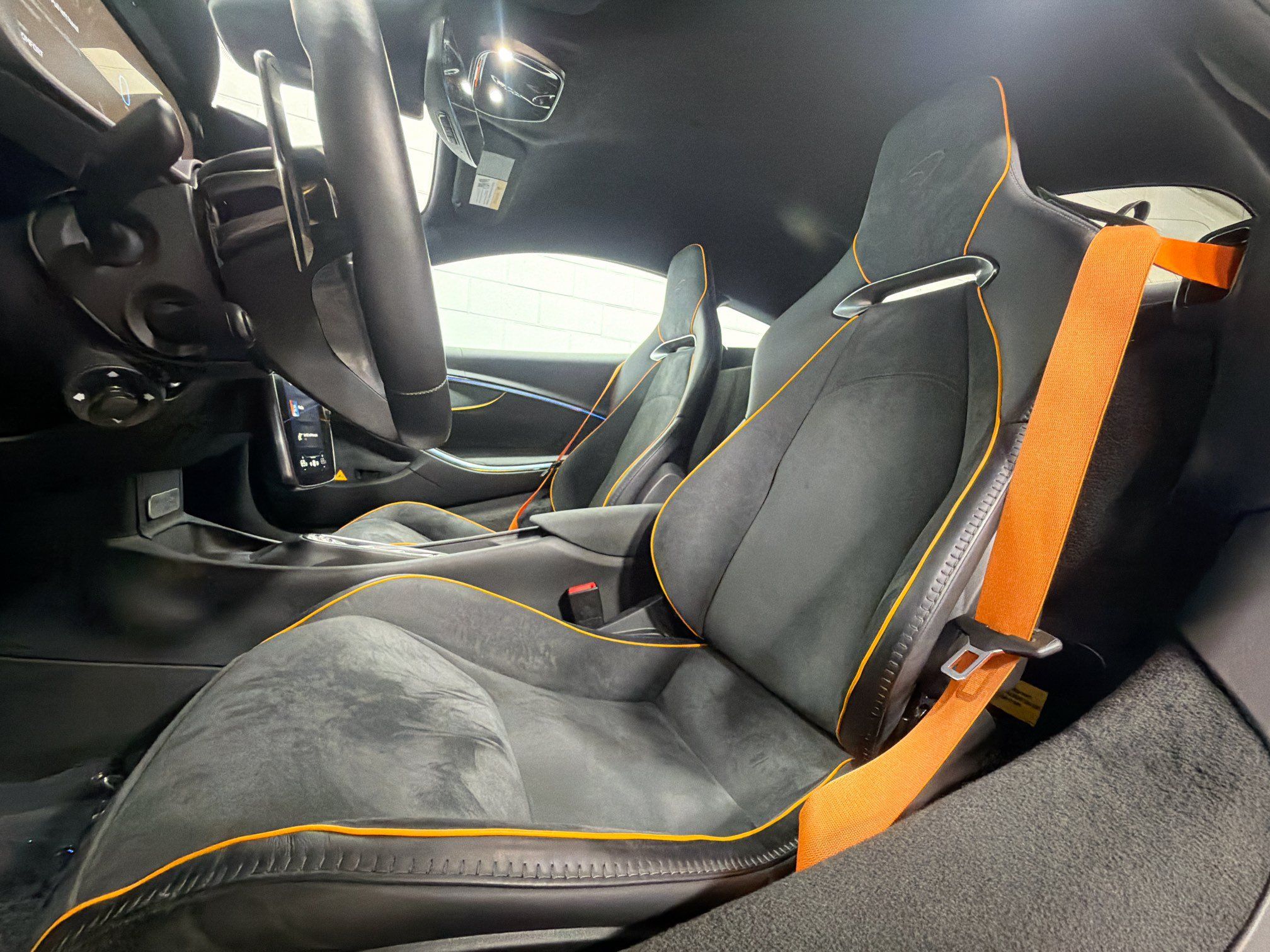 Used 2023 McLaren Artura RWD image 5