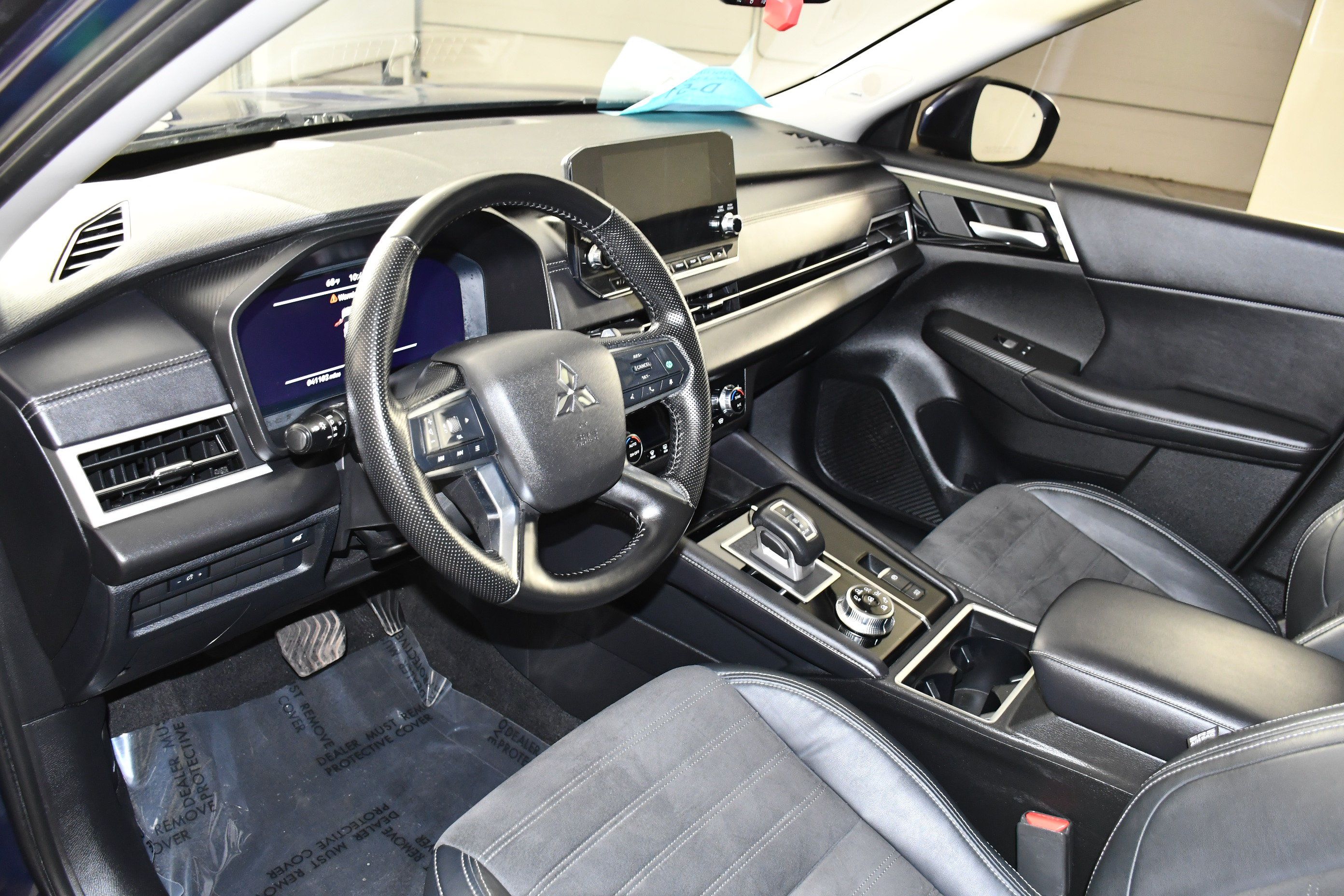 Used 2023 Mitsubishi Outlander SE AWD/4WD image 2