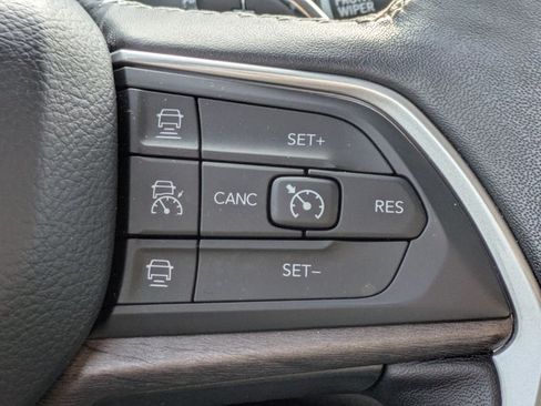 Used 2022 Jeep Grand Cherokee L Limited AWD/4WD image 12