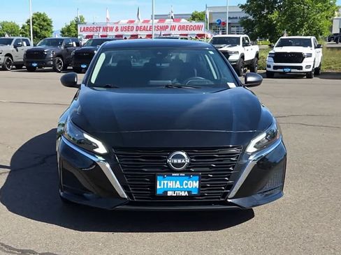 Used 2025 Nissan Altima 2.5 SV FWD image 3