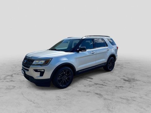 Used 2018 Ford Explorer XLT w/ Equipment Group 202A AWD/4WD image 4