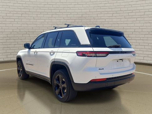 Used 2023 Jeep Grand Cherokee Altitude AWD/4WD image 7
