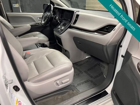 Used 2018 Toyota Sienna XLE w/ XLE Navigation Package image 8