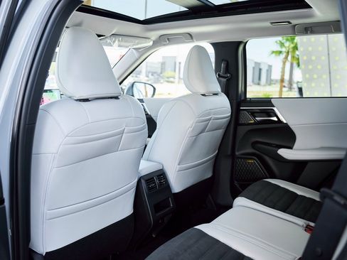 New 2026 Mitsubishi Outlander SE image 24