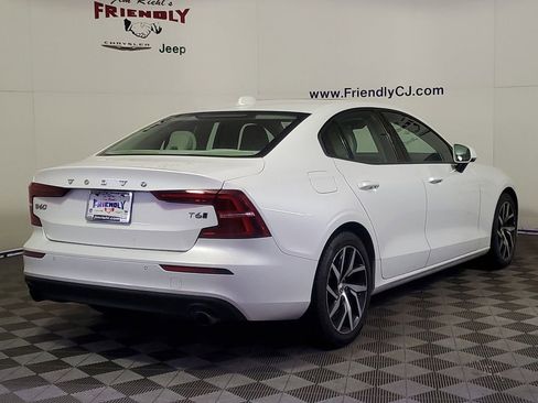Used 2020 Volvo S60 T6 Momentum image 3