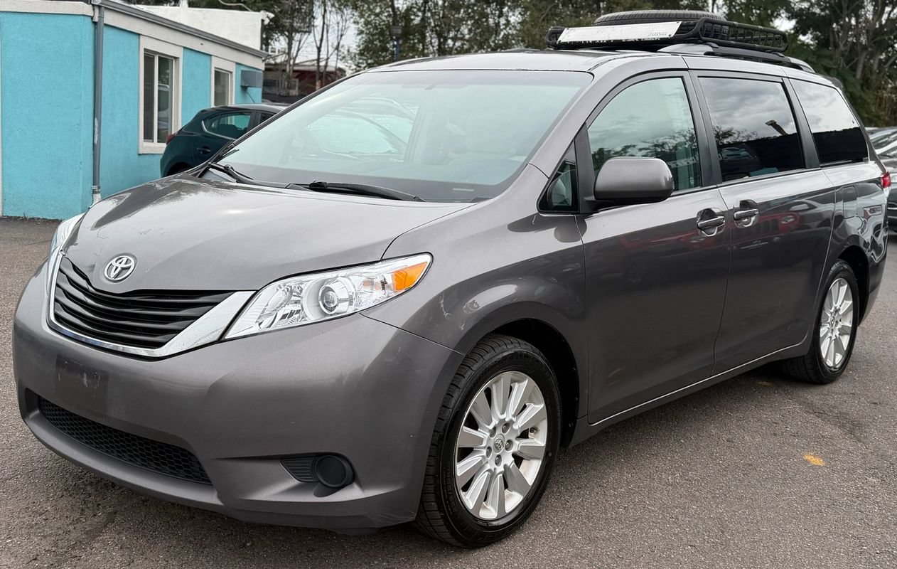 Used 2013 Toyota Sienna LE w/ Towing Pkg AWD/4WD image 7