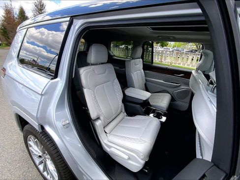 Used 2023 Jeep Grand Cherokee L Summit w/ Luxury Tech Group V AWD/4WD image 29