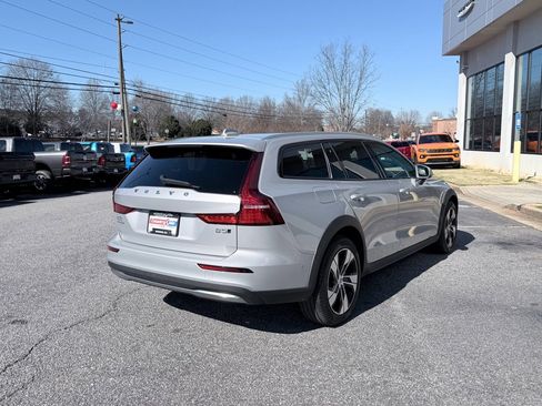 Used 2025 Volvo V60 B5 Cross Country Plus image 6