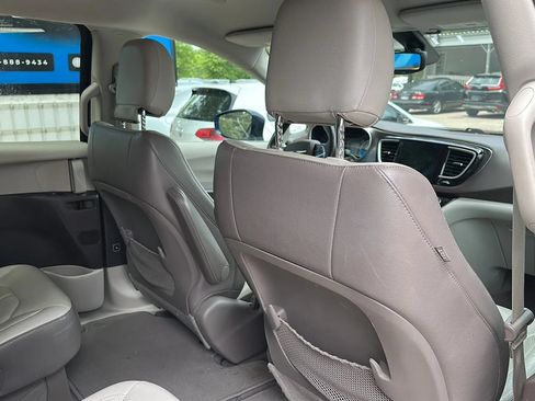 Used 2017 Chrysler Pacifica Touring-L FWD image 20