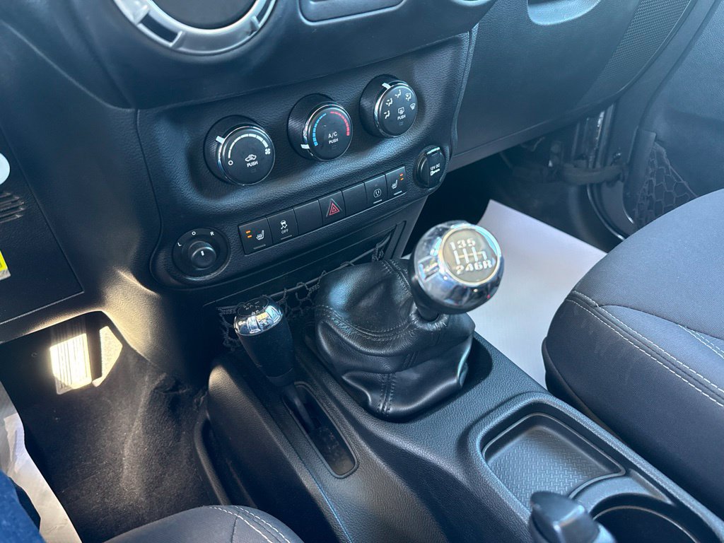 Used 2017 Jeep Wrangler Unlimited Sahara w/ Connectivity Group AWD/4WD image 38