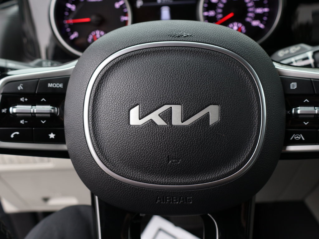 Certified 2023 Kia Carnival EX FWD image 19