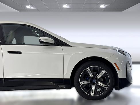 Used 2024 BMW iX xDrive50 w/ Premium Package AWD/4WD image 36