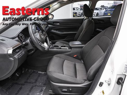 Used 2025 Nissan Altima 2.5 SV FWD image 14