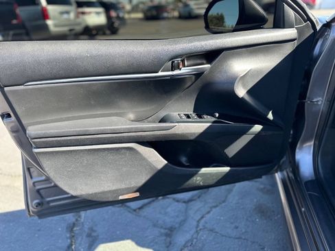 Used 2019 Toyota Camry SE FWD image 8