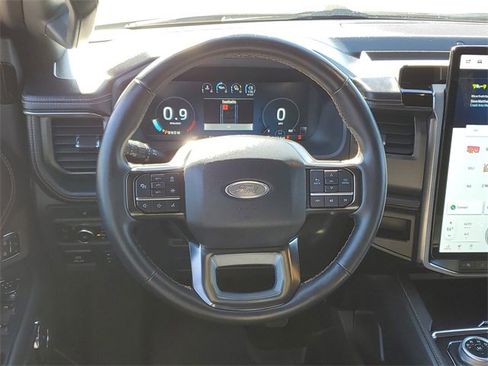 Used 2024 Ford Expedition Platinum image 11