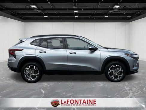 Used 2025 Chevrolet Trax LT w/ LT Convenience Package FWD image 6